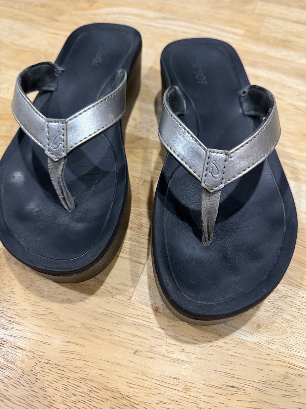 OluKai Comfort wedge Women's Flip Flop Sandals Size 7 - Silver/Black